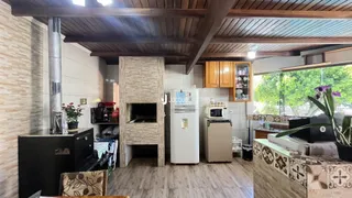 Interior de uma sala com teto de madeira e vigas expostas.