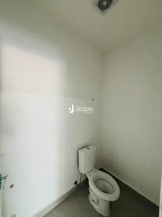 Foto de um banheiro interno em uma propriedade.