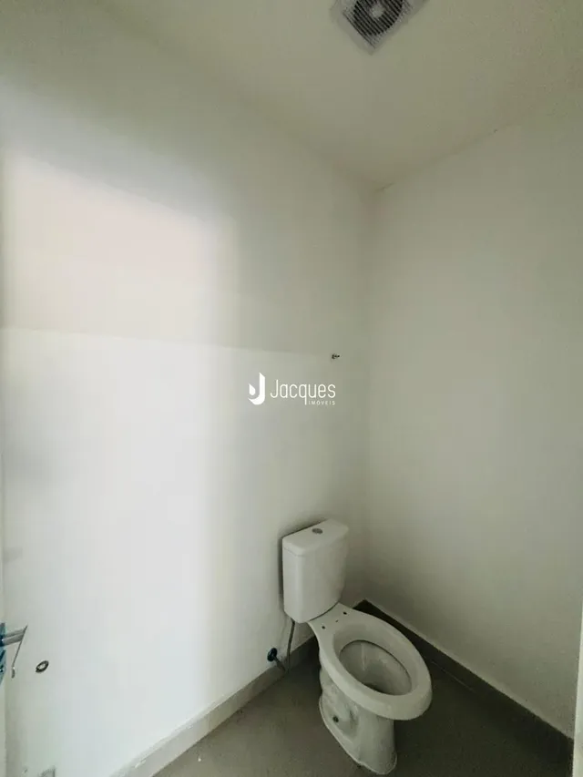Foto de um banheiro interno em uma propriedade.