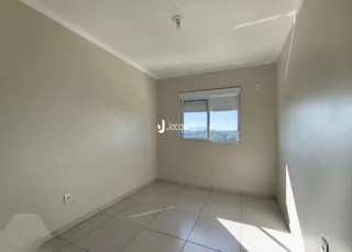Foto de um cômodo interno com paredes brancas e piso de cerâmica.