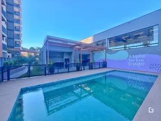 Foto da piscina e área externa de uma residência em Lajeado.