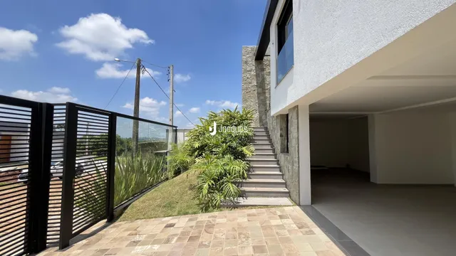 Vista da fachada de uma residência com muro e jardim em Lajeado, Brasil.