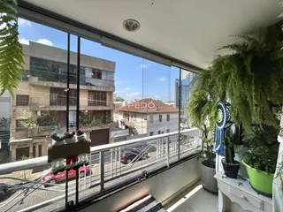 Vista de uma sala com grande janela de um imóvel em Lajeado, Brasil.