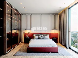 Quarto com cama grande e armário de madeira.