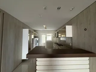 Imagem de uma cozinha moderna com bancada de madeira.