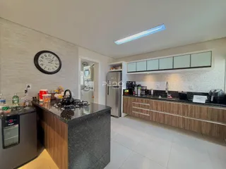 Vista da cozinha moderna com armários e bancada em Lajeado.