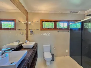 Foto de um banheiro moderno com pias duplas e box de vidro.