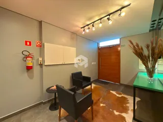 Sala de estar com decoração moderna e móveis escuros.