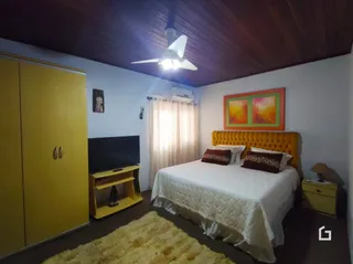 Quarto com cama e guarda-roupa em um imóvel.