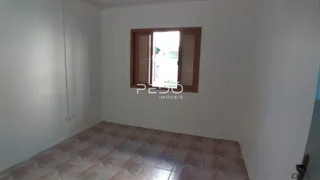 Interior de um cômodo com piso de cerâmica e janela.
