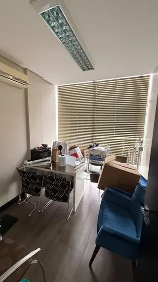 Foto de uma sala de estar com janela e cortinas.