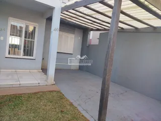 Fachada de uma residência com área externa coberta em Lajeado, Brasil.