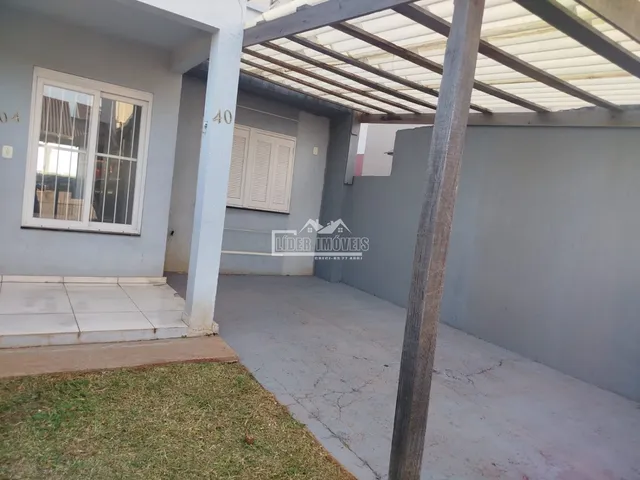 Fachada de uma residência com área externa coberta em Lajeado, Brasil.