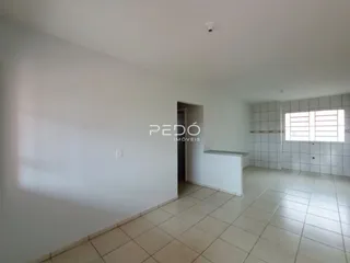 Ambiente interno com piso de cerâmica e paredes brancas.