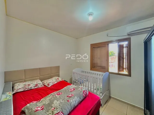 Quarto com cama e janela de madeira no imóvel.