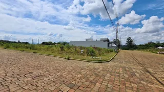 Vista externa de uma área pavimentada com grama no exterior.