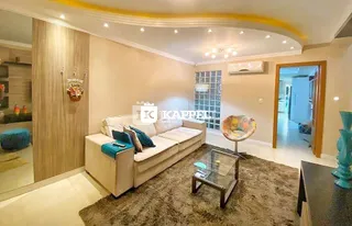Sala de estar com sofá e mesa de centro em um apartamento.