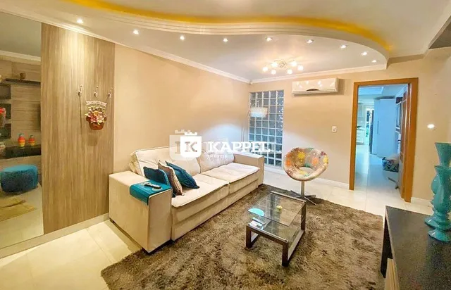 Sala de estar com sofá e mesa de centro em um apartamento.