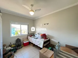 Foto de um quarto com cama e janela em um imóvel.