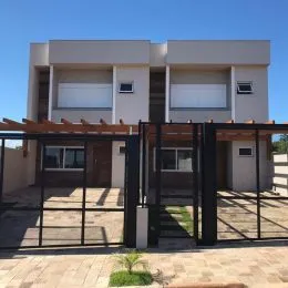 Fachada de uma residência moderna em Lajeado, Brasil.