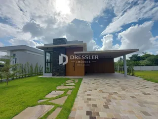 Fachada moderna de uma residência com garagem e jardim em Lajeado.