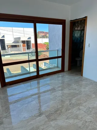 Piso de mármore polido com portas de vidro que dão vista para o exterior.