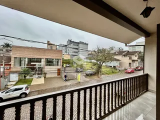 Vista da fachada de uma residência em Lajeado, Brasil, com vista para a rua.