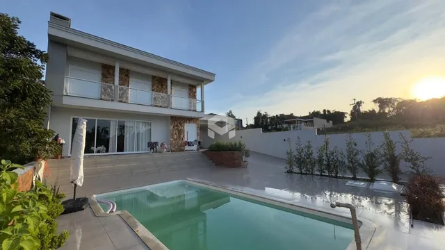 Fachada de uma residência com piscina em Lajeado, Brasil.