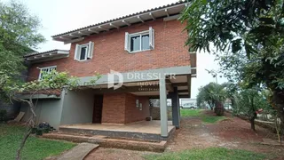 Fachada de uma casa de tijolos com varanda em Lajeado, Brasil.