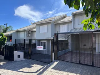 Fachada de uma residência com portão de segurança em Lajeado, Brasil.