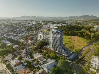 Vista aérea de uma área residencial com um edifício alto no centro.