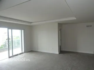 Ambiente interno claro com grande porta de vidro e vista externa.