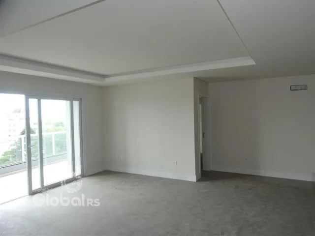 Ambiente interno claro com grande porta de vidro e vista externa.