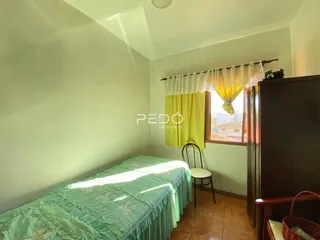 Quarto com cama e janela em um imóvel no Brasil.