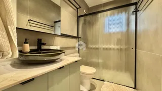 Foto de um banheiro moderno com box de vidro.