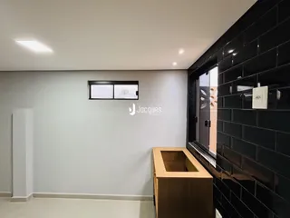 Foto de um interior com paredes brancas e piso claro.