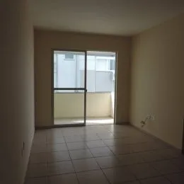 Vista de um corredor interno com portas de vidro e piso de cerâmica.