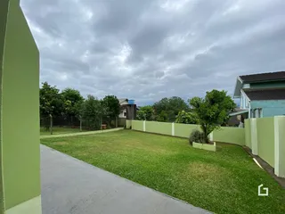 Um gramado verde é delimitado por muros ao ar livre.