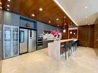 Ambiente moderno com cozinha integrada e sala de jantar em Lajeado.
