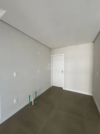 Corredor interno com paredes brancas e piso de cerâmica.