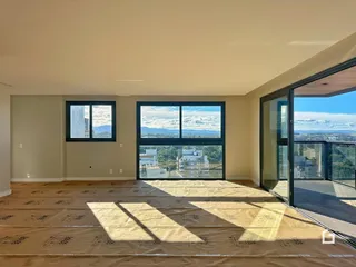 Sala ampla com vista para a paisagem externa.