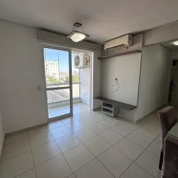 Foto de uma sala com piso de cerâmica e ar-condicionado instalado.