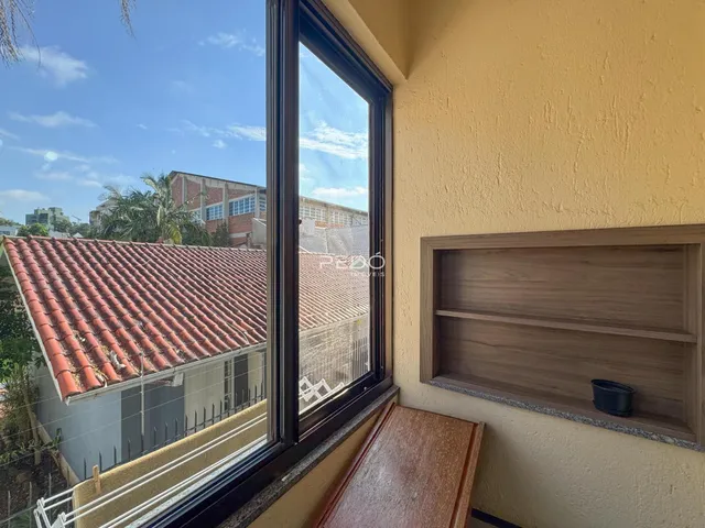 Vista da janela mostrando o telhado de uma casa no exterior.