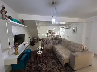 Sala de estar com sofá e decoração moderna em um imóvel no Brasil.