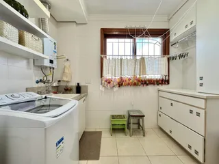 A cozinha apresenta paredes brancas e piso de cerâmica.
