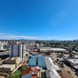 Vista aérea de um bairro residencial em Lajeado, Brasil, mostrando diversas edificações e áreas abertas.