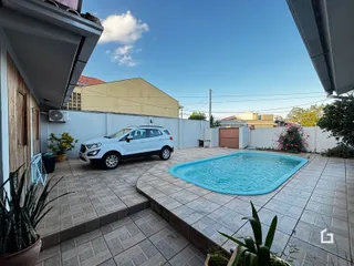 Foto da área externa com piscina e pátio em Lajeado.