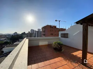 Vista de uma varanda com piso de tijolo no Brasil.
