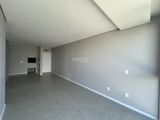 Vista interna de um ambiente com paredes cinzas e piso claro.
