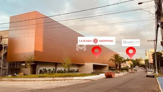 Fachada de um edifício comercial em Lajeado, Brasil.